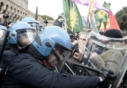 A Roma scontri alla manifestazione contro Erdogan 3