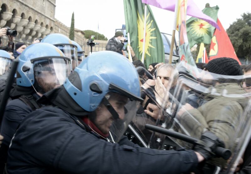 A Roma scontri alla manifestazione contro Erdogan 3