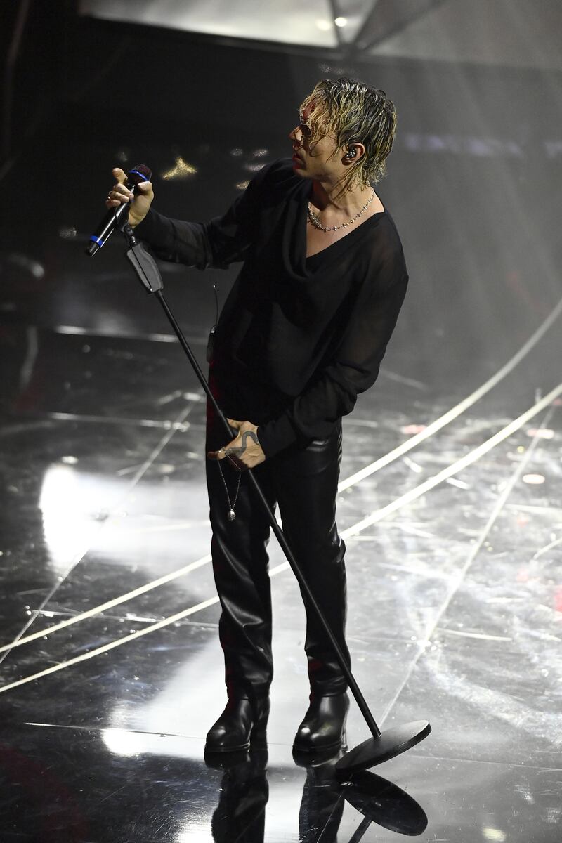 Sanremo 2024: ecco il look della seconda serata del Festival di Irama 4