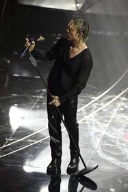 Sanremo 2024: ecco il look della seconda serata del Festival di Irama 4