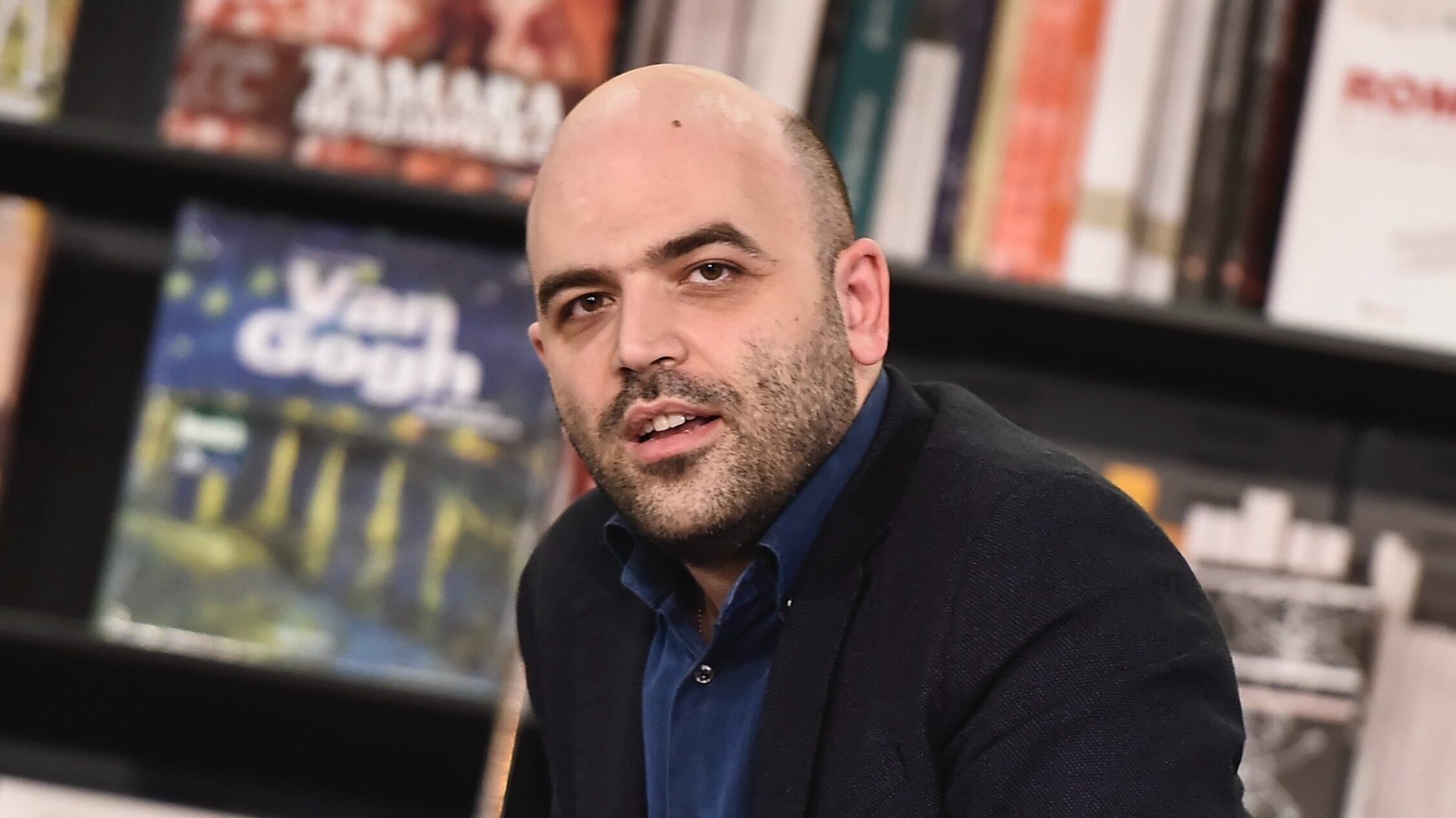 "Controllo totale del governo". Il delirio di Saviano su Sanremo e Geolier