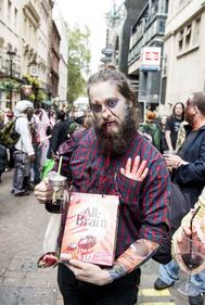 Londra trema per il World Zombie Day 6