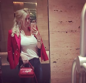 Wanda Nara hot, legge e mostra il lato b 14