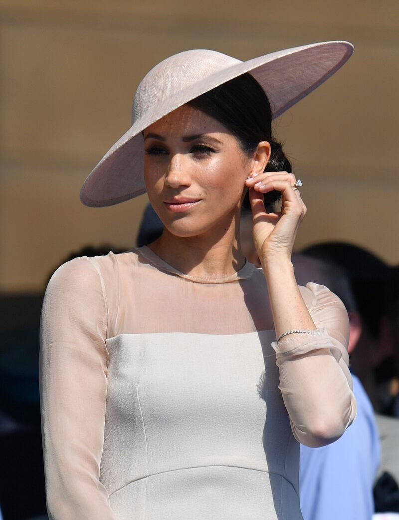 Meghan Markle solare alle celebrazioni per Carlo 10