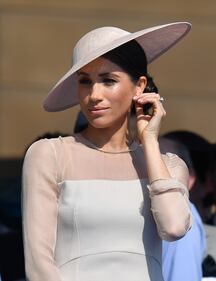 Meghan Markle solare alle celebrazioni per Carlo 10