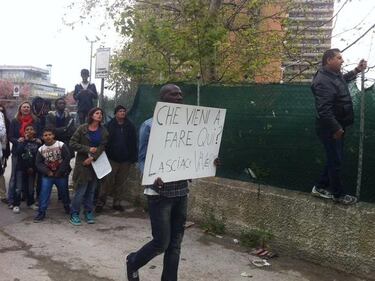 Uova e bottiglie contro Salvini 2