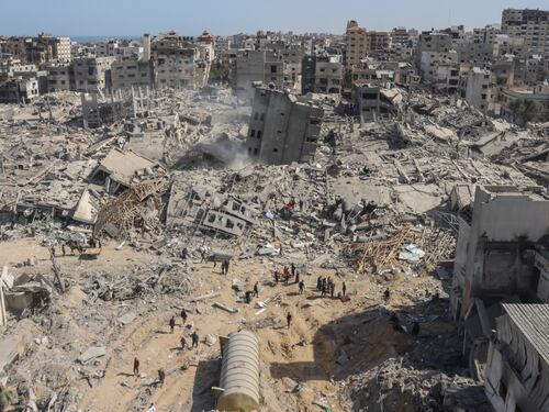 Il mistero della fossa comune con 180 morti nell'ospedale di Gaza