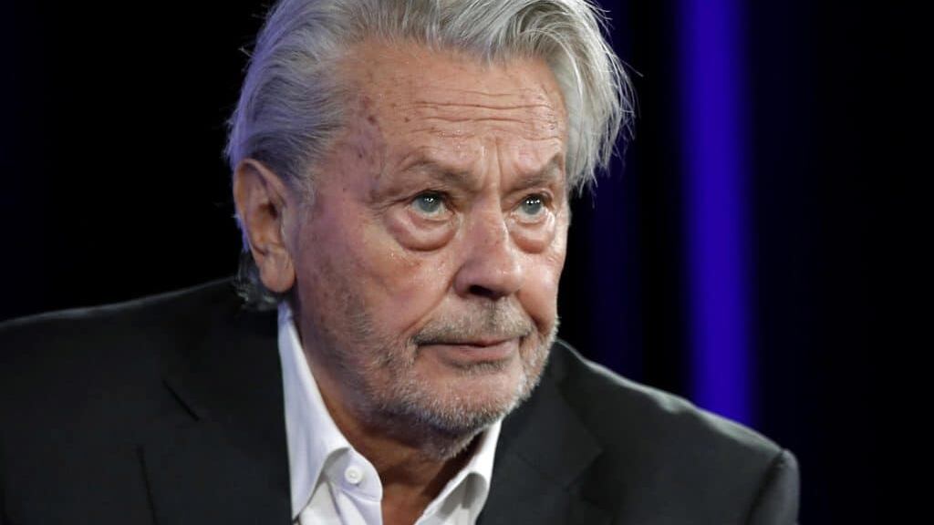 Alain Delon, choc nella sua abitazione: sequestrate 72 armi da fuoco