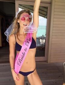 Bar Refaeli, addio al nubilato in piscina 30