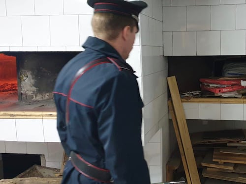 Cibo nella sporcizia e poi venduto: raffica di sequestri a Napoli
