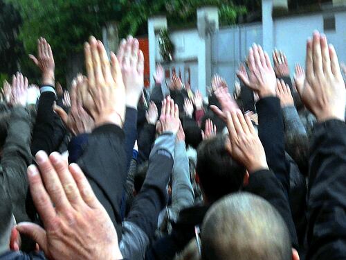Saluti fascisti al cimitero, la Cassazione: "Non è reato"