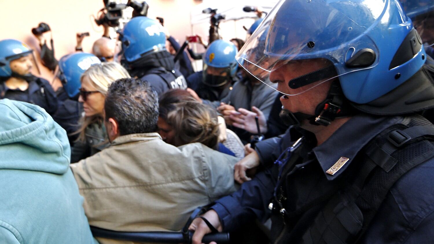 Proteste contro i rom, i pm presentano il conto: 65 indagati di Casapound