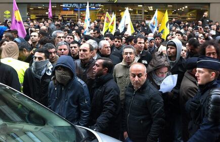 Parigi, proteste davanti al Centro Informazioni sul Kurdistan 7