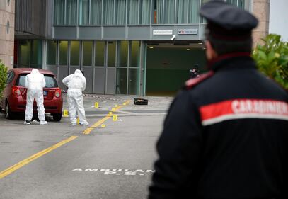 Colpito con un machete nel parcheggio dell'ospedale, grave un medico 8