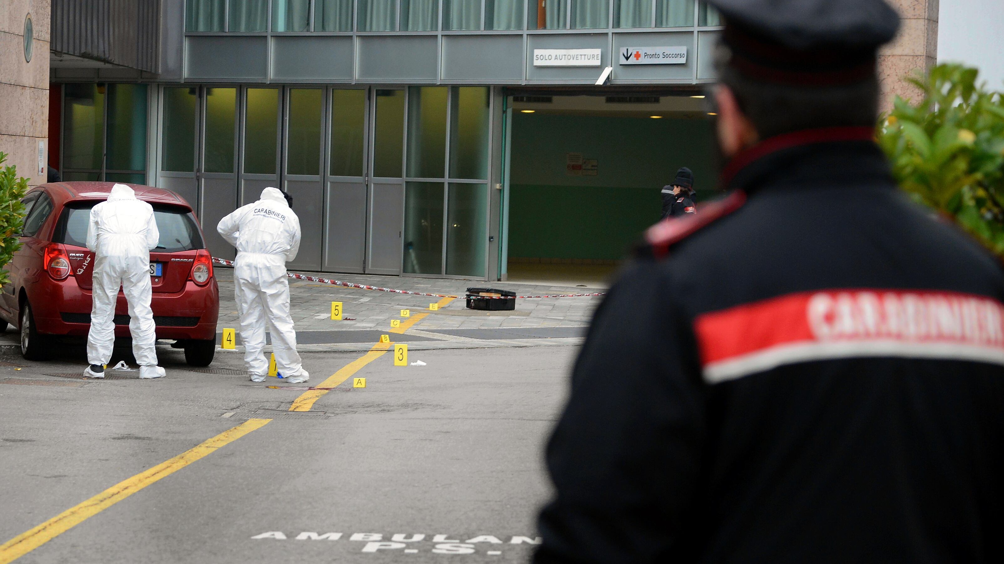 La lite nel parcheggio e i colpi di machete: medico in fin di vita a Milano
