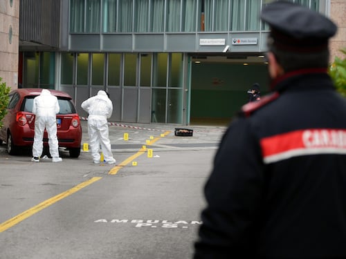 La lite nel parcheggio e i colpi di machete: medico in fin di vita a Milano