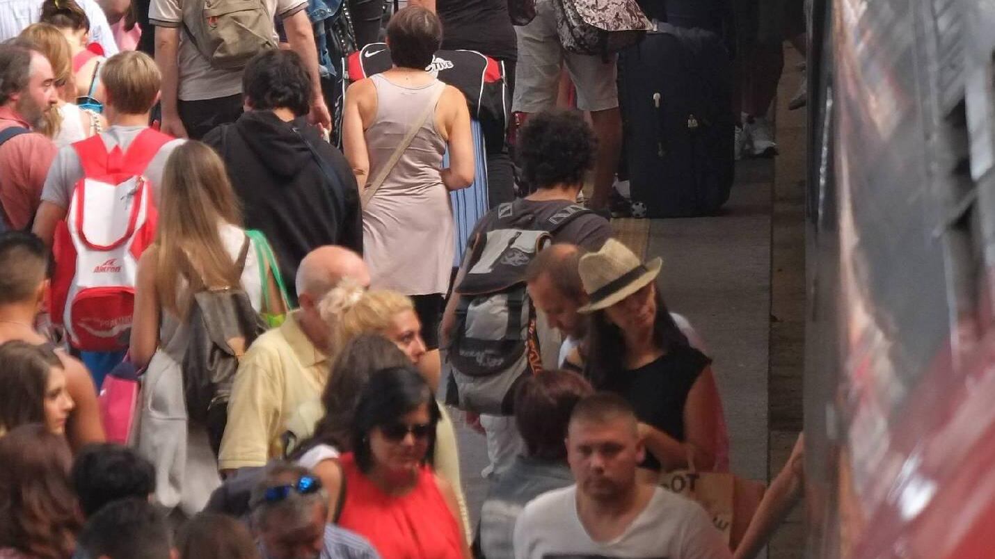 La stazione va in tilt Migliaia di turisti seduti sulle valigie