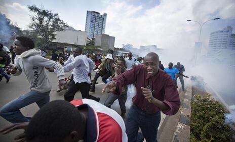 Kenya: polizia usa gas lacrimogeni contro i manifestanti 19