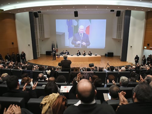 Omosessuali contro Maroni: al convegno sulla famiglia va in scena la contestazione