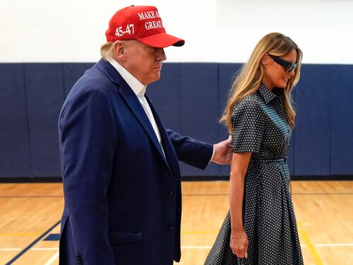 Usa al voto, uomo armato arrestato a Capitol Hill. Trump al seggio con Melania "Niente violenze"