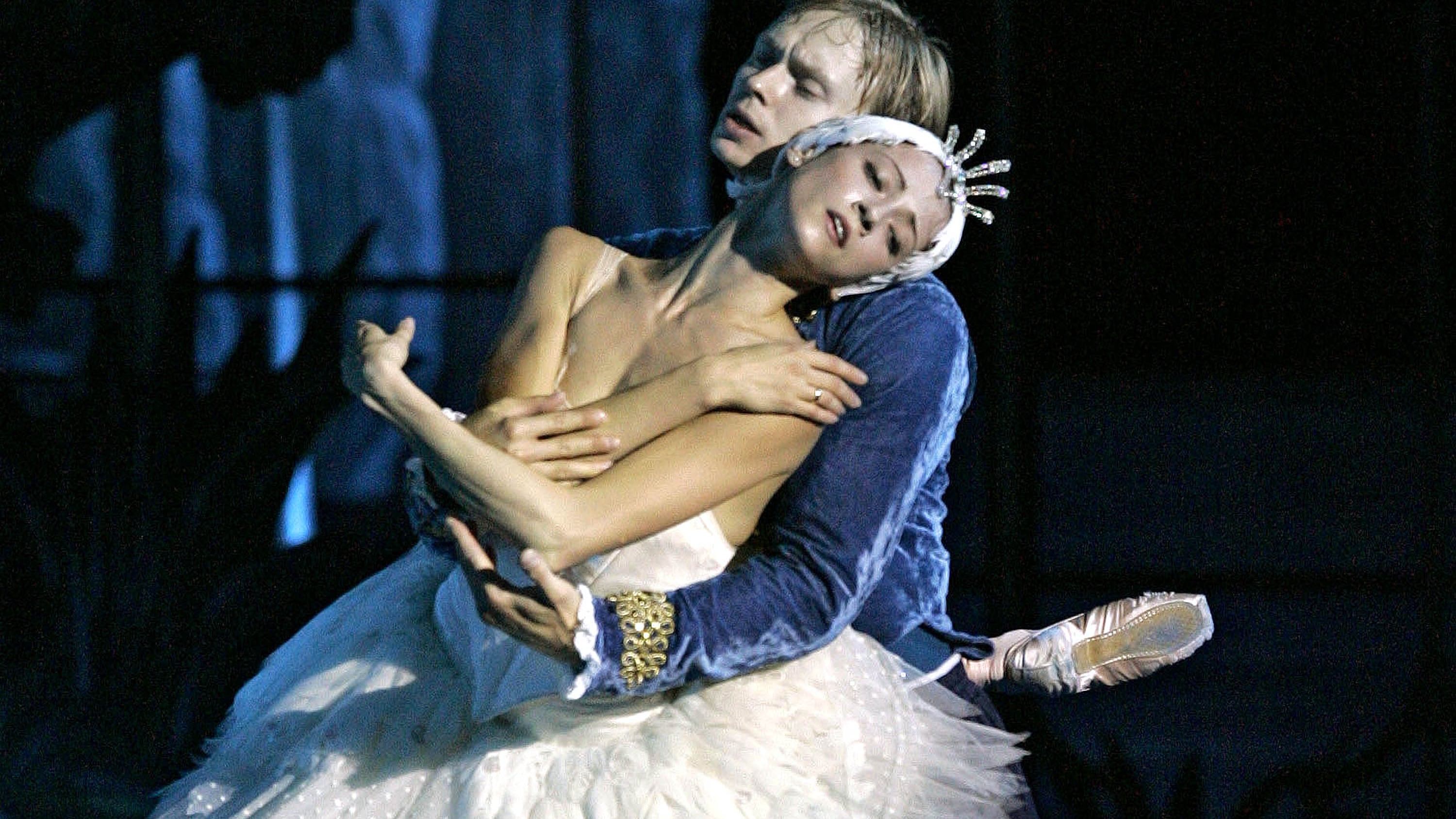 Maledizione sul Bolshoi: dopo il direttore sfregiato ballerina fugge all'estero