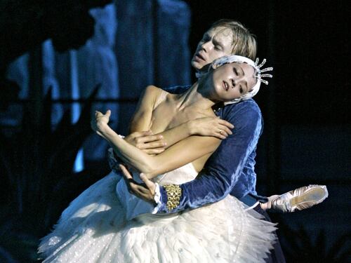 Maledizione sul Bolshoi: dopo il direttore sfregiato ballerina fugge all'estero
