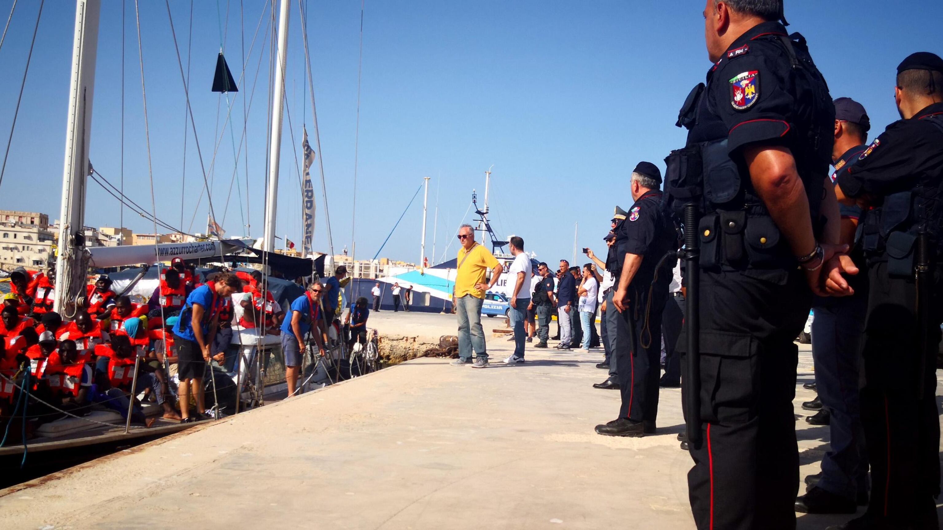 Lampedusa, hotspot ancora pieno: forze dell'ordine allo stremo