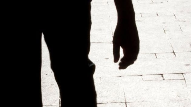 Roma, fissa famiglia di turisti e compie atti osceni: denunciato