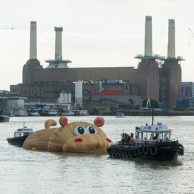 Londra, ippopotamo gigante naviga lungo il Tamigi 5