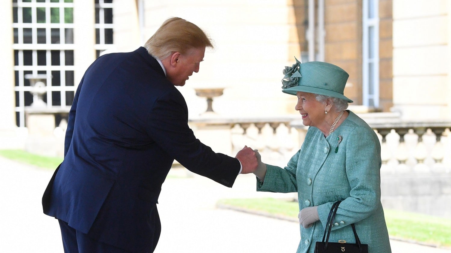 "L’elicottero di Trump ha rovinato il prato". La Regina Elisabetta divertita e (indispettita)