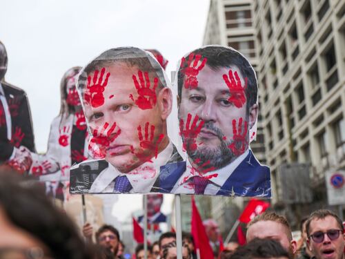 Sagome insanguinate di Meloni e Salvini: l'odio al corteo pro Palestina