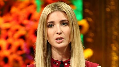 Ivanka Trump elegante in rosso: i bimbi giocano con la gonna 8