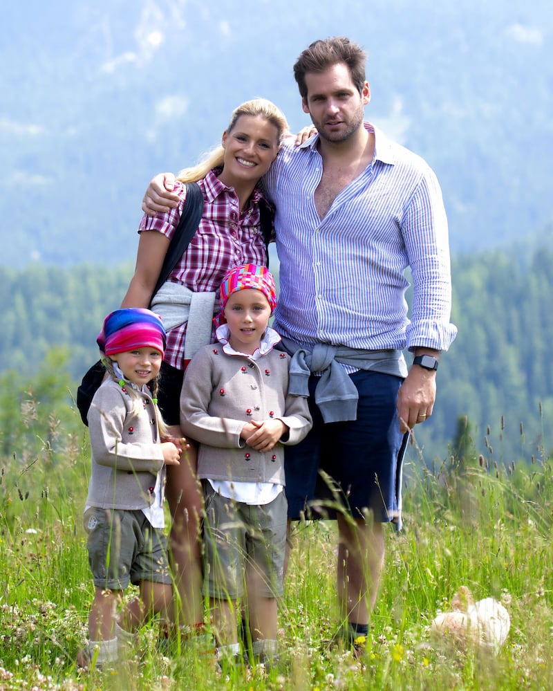 Michelle Hunziker con il marito Tomaso Trussardi e le figlie Sole e Celeste fanno trekking sulle Dolomiti a San Cassiano (2019)