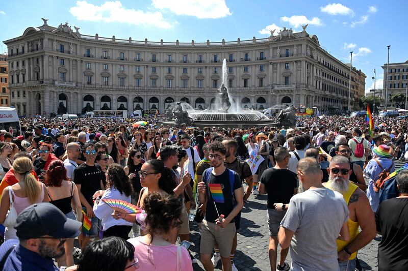 Utero in affitto e insulti al governo: al Roma pride va in scena la polemica 2