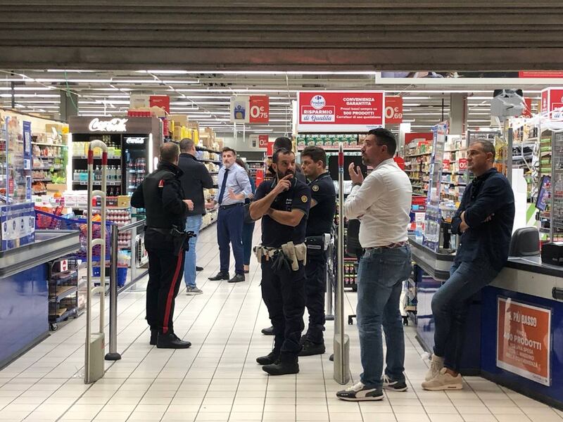 Aggressione al centro commerciale Carrefour di Assago 2