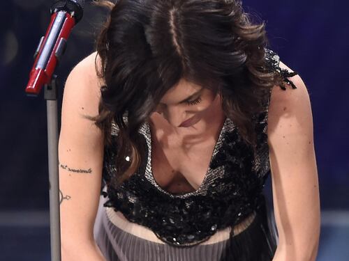 Il palco dell'Ariston è una sinfonia di tatuaggi