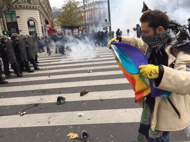 Parigi, scontri tra manifestanti e polizia 2