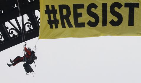 E anche Greenpeace attacca la Le Pen a Parigi 4