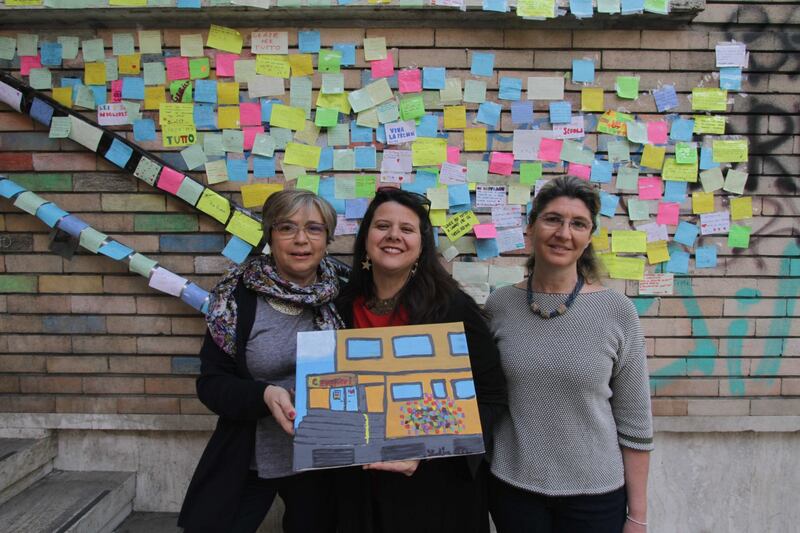 Insulti alla preside: sul muro compare un murale di post-it degli alunni 7