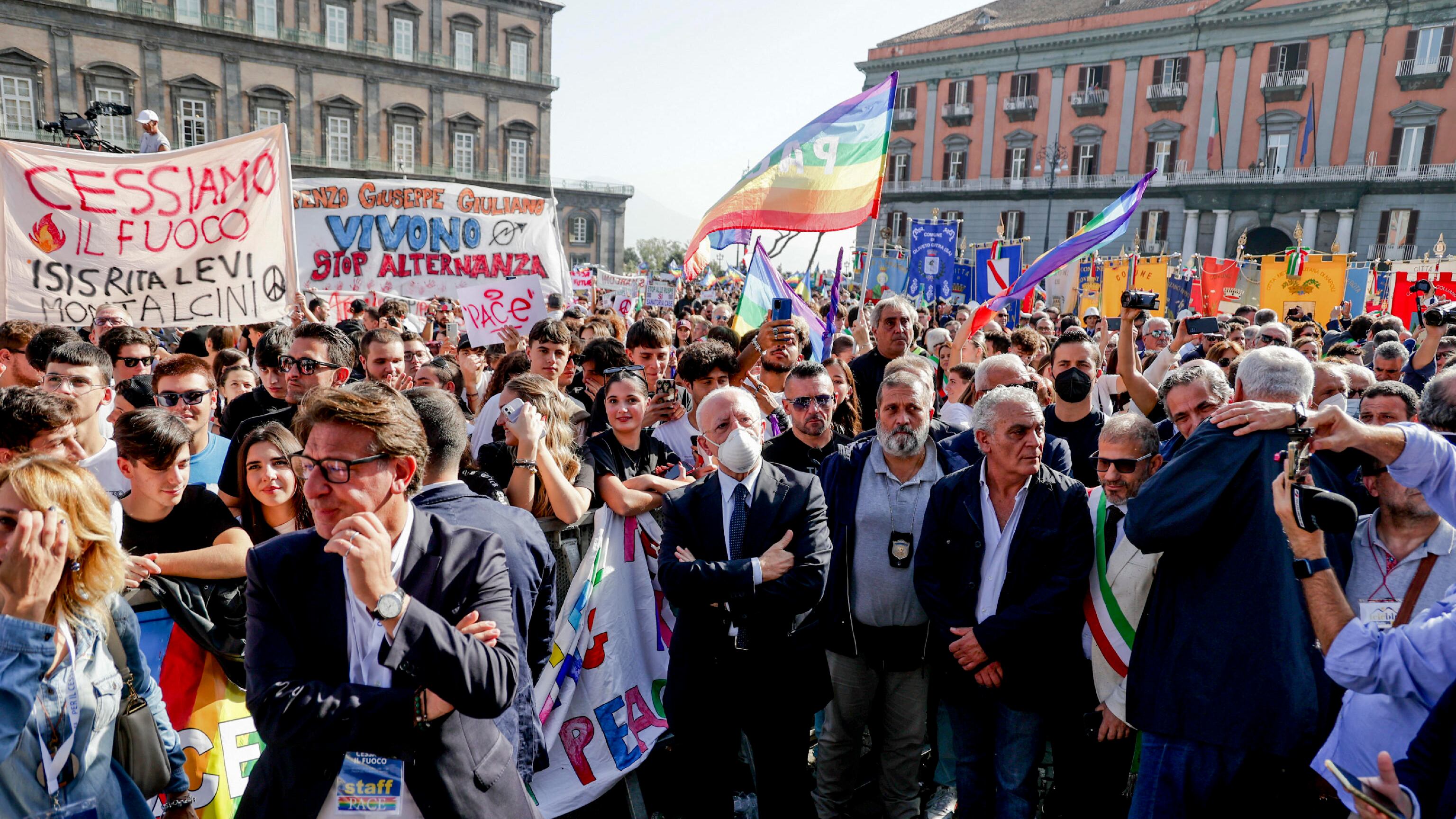 De Luca gioca a fare il leader della sinistra, Emiliano lo incensa
