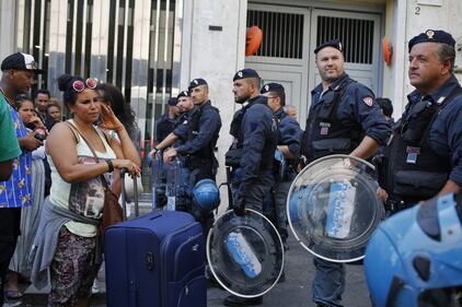 Roma, tensioni durante lo sgombero dei migranti abusivi 2