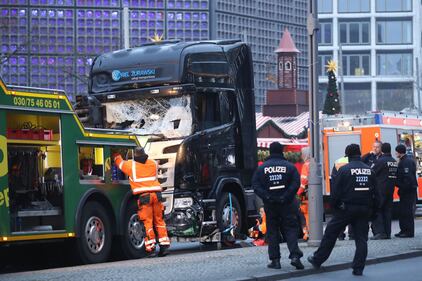 Berlino, il tir crivellato di colpi 5