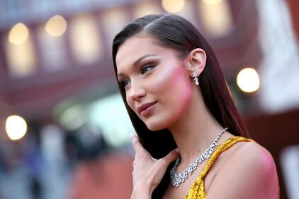 Bella Hadid sexy in costume rosso  2