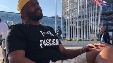 "Fotti il fascismo" sulla t-shirt: bufera sull'eurodeputato dei Verdi