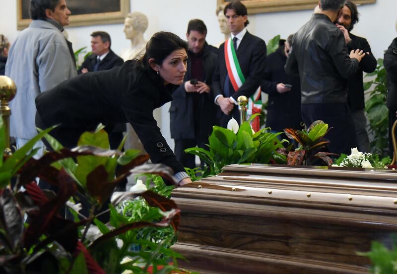 Vip e personaggi dello spettacolo alla camera ardente di Maurizio Costanzo 4