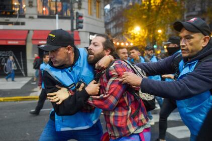 La rivolta di Buenos Aires contro Milei: le foto degli scontri 19