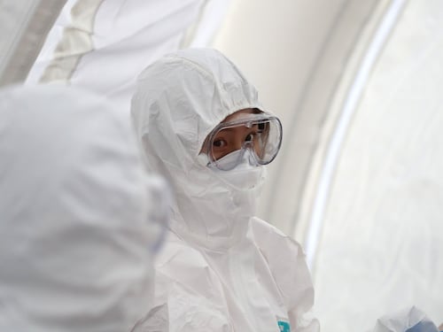 Cina, le vittime salgono a 361: assedio ai centri di emergenza