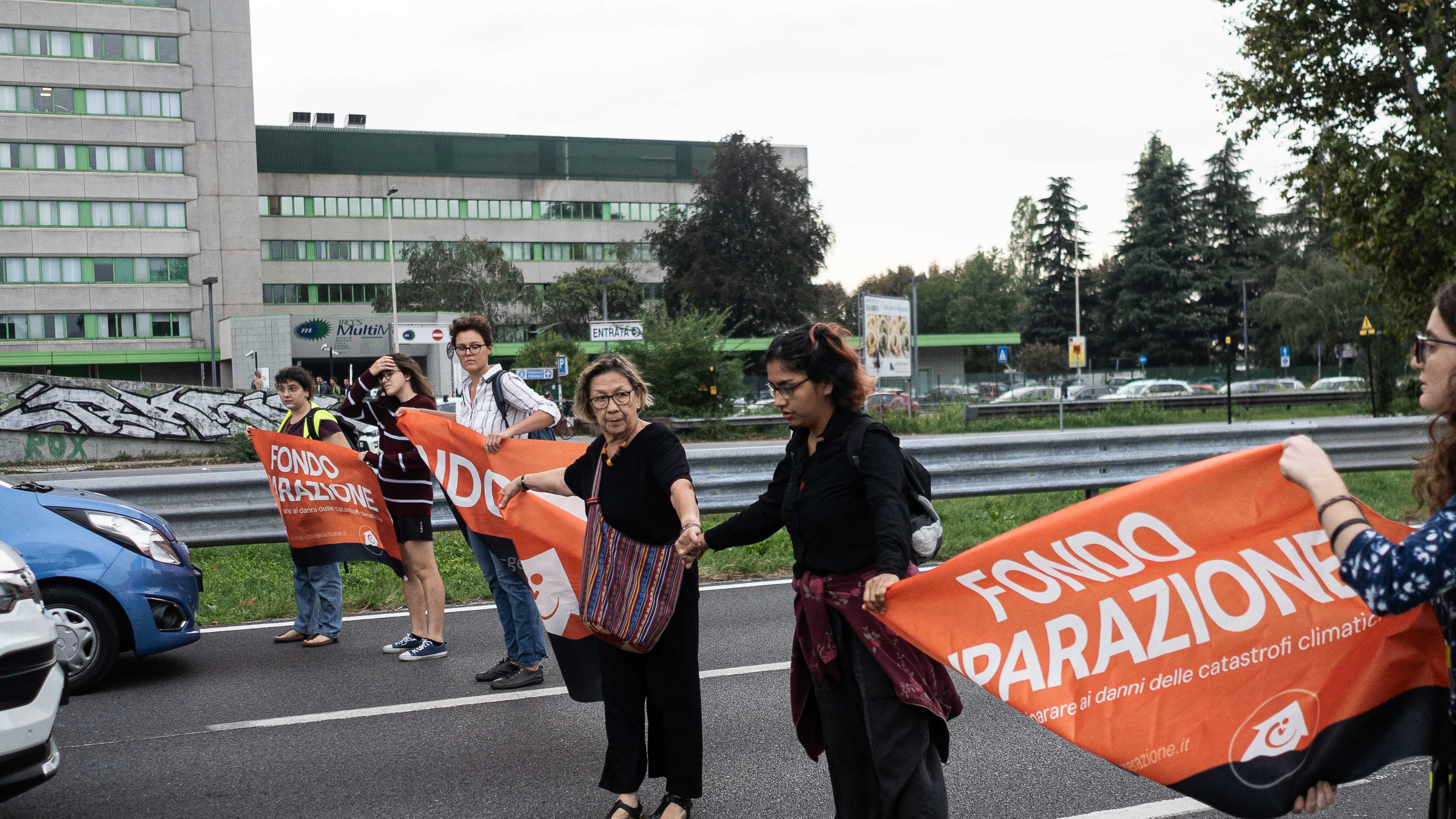 "Possiamo rimetterci e poi ci spostate?". L'assurda conversazione tra l'ecovandalo e il poliziotto