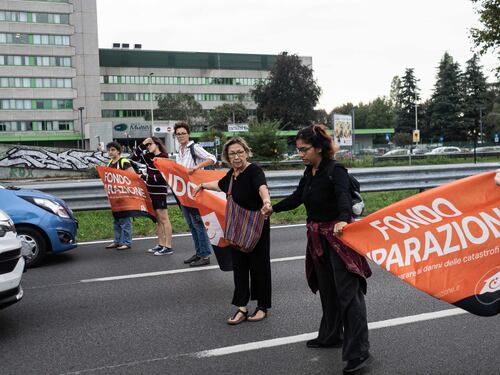 "Possiamo rimetterci e poi ci spostate?". L'assurda conversazione tra l'ecovandalo e il poliziotto