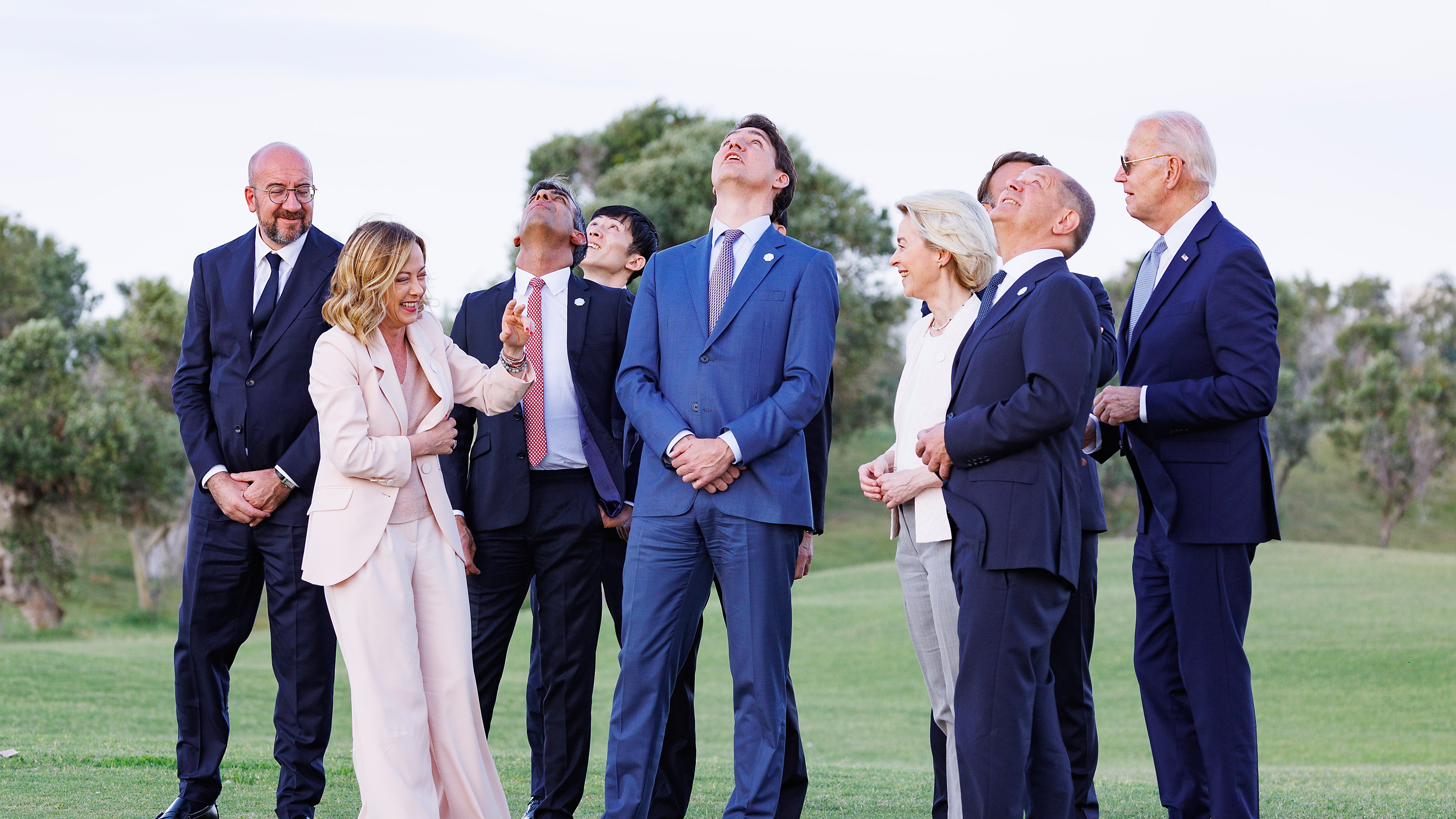 "Si distrae...". Il video al G7 e quei nuovi dubbi sulla salute di Biden